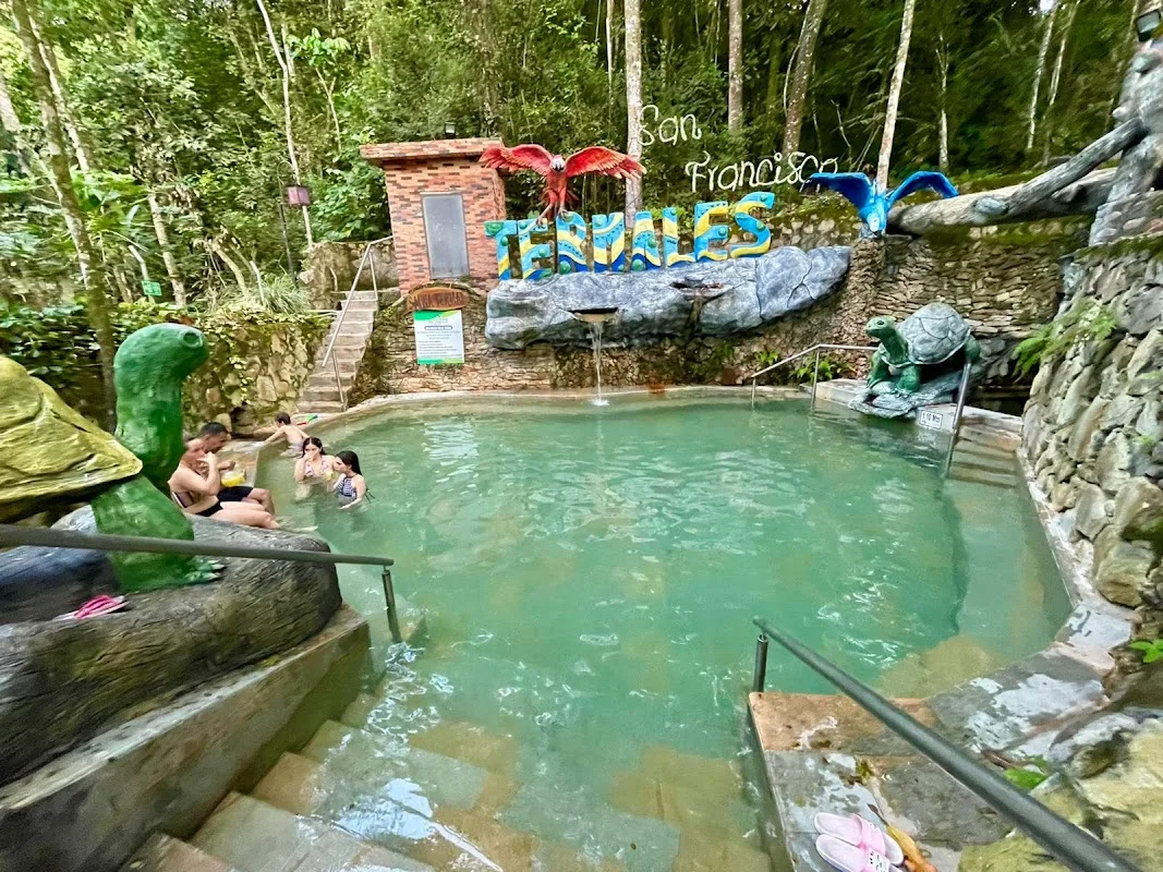 Piscinas termales geotérmicas de Rivera, Huila entre vegetación tropical